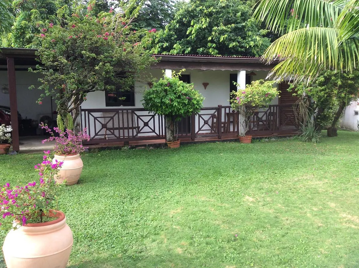 Le Bungalow Des Bougainvilliers Ducos Guest house